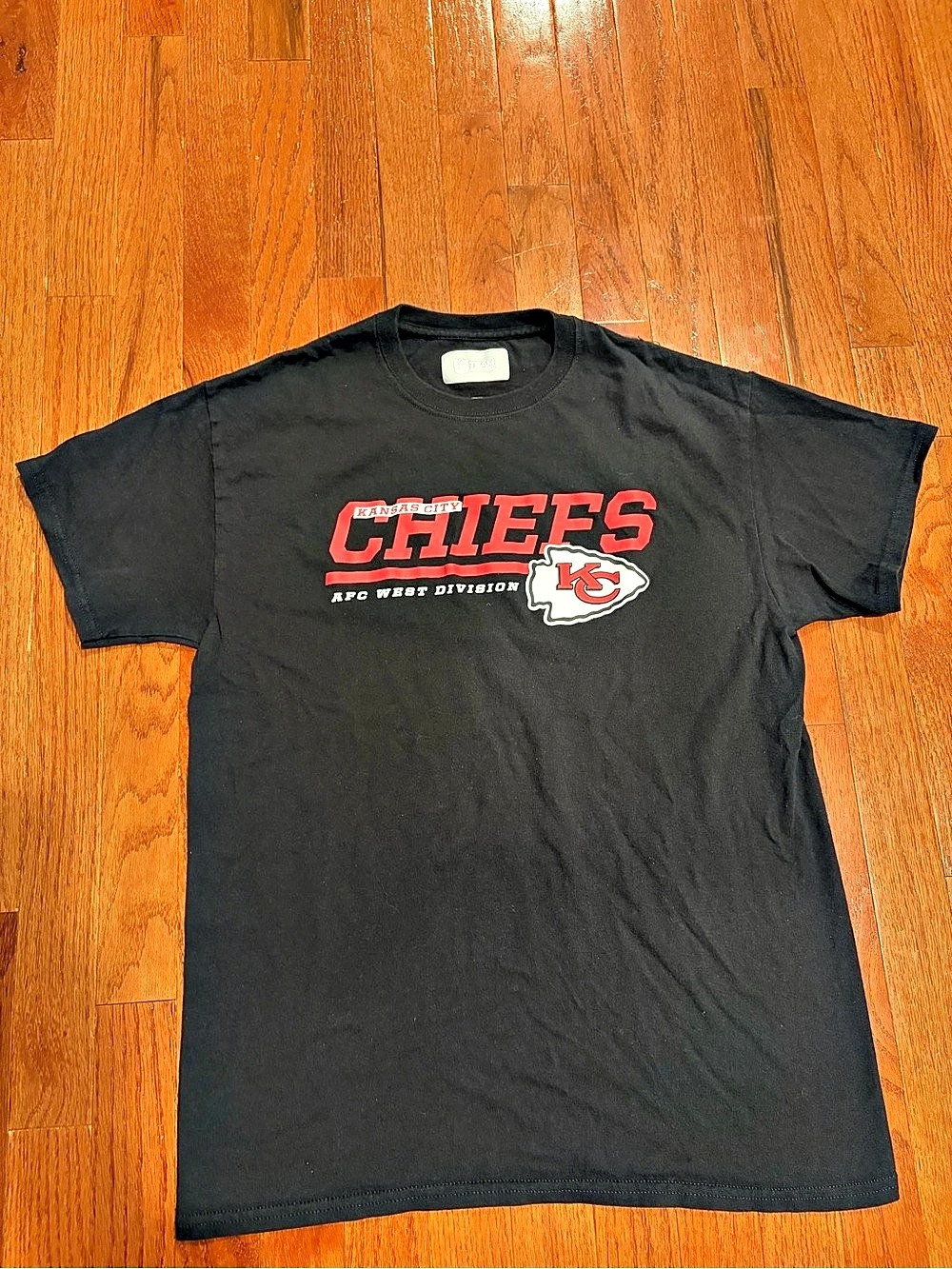 NFL Team Apparel Kansas City Chiefs Tee in Black & Red Size Medium